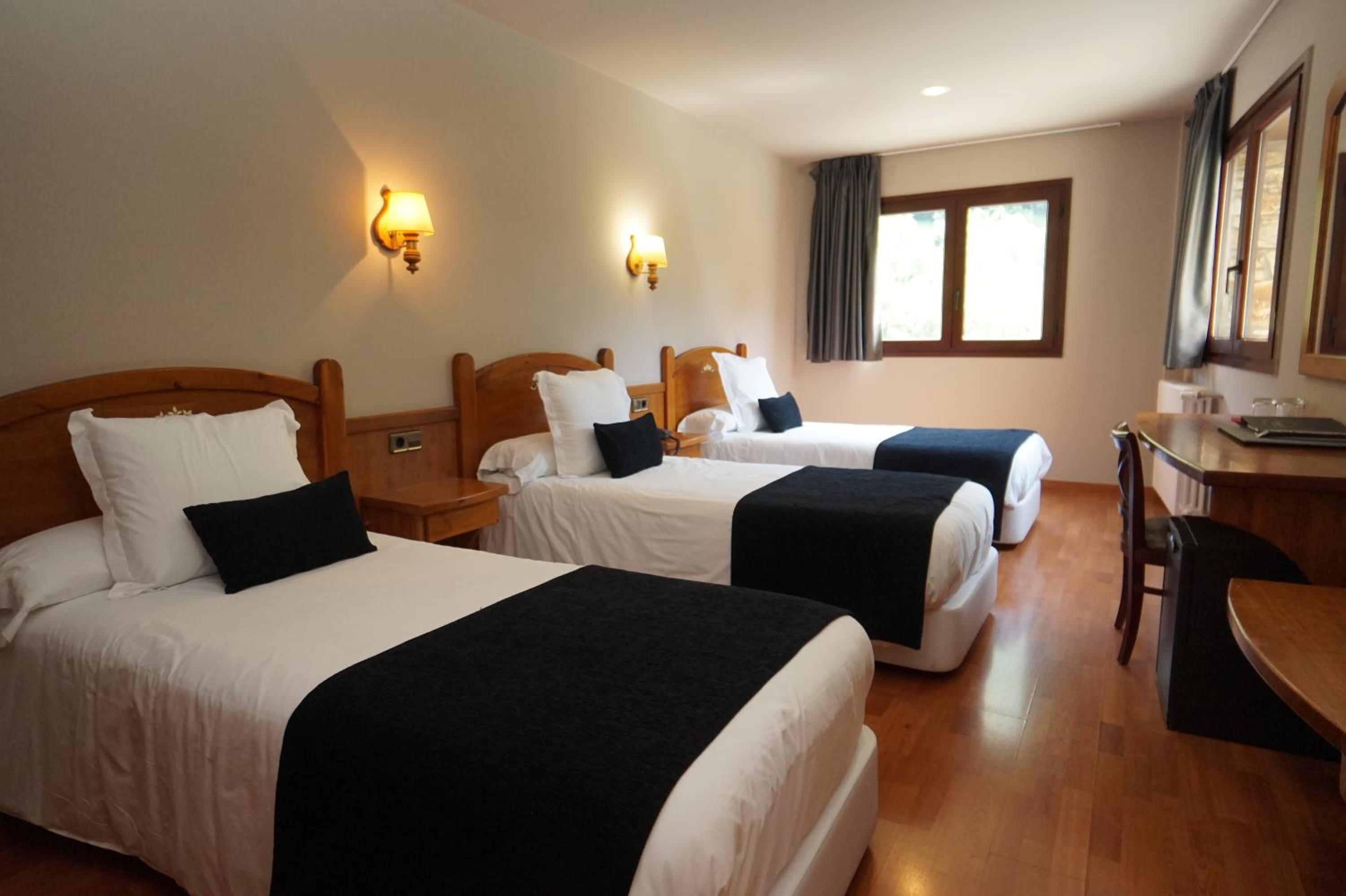 غرفة ثلاثية بسرير فردي بشرفة، Hotel & SPA Niunit 2/6