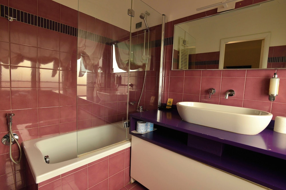 Saint Peter Six Rooms And Suites 67/67