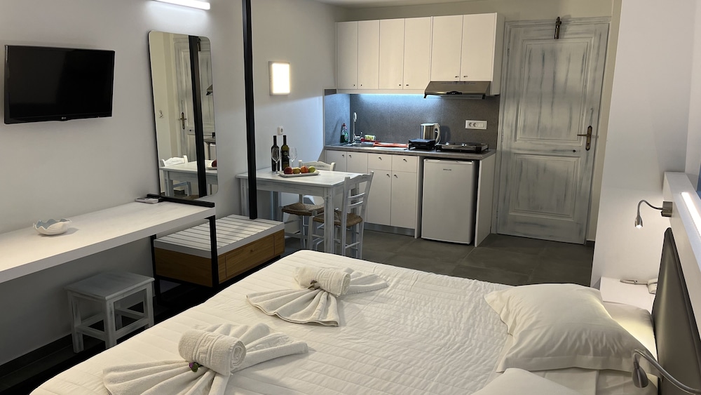 Niriides Hotel 35/47