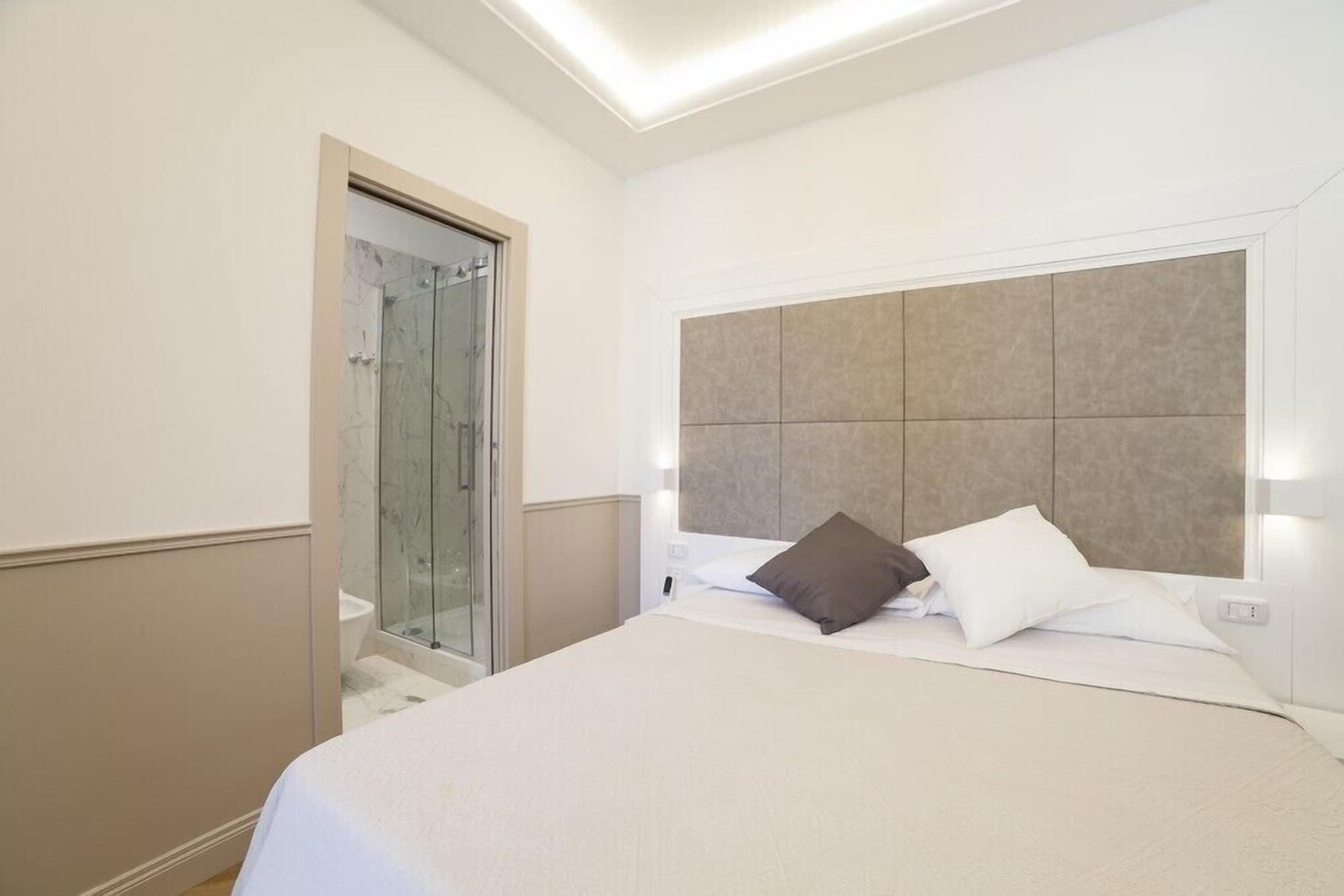 ROOM, DOUBLE BED