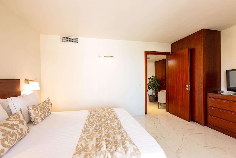 Premium, Family, Suite, Double and Twin Beds, Outdoor Jetted Tub، Theartemis Palace 7/10