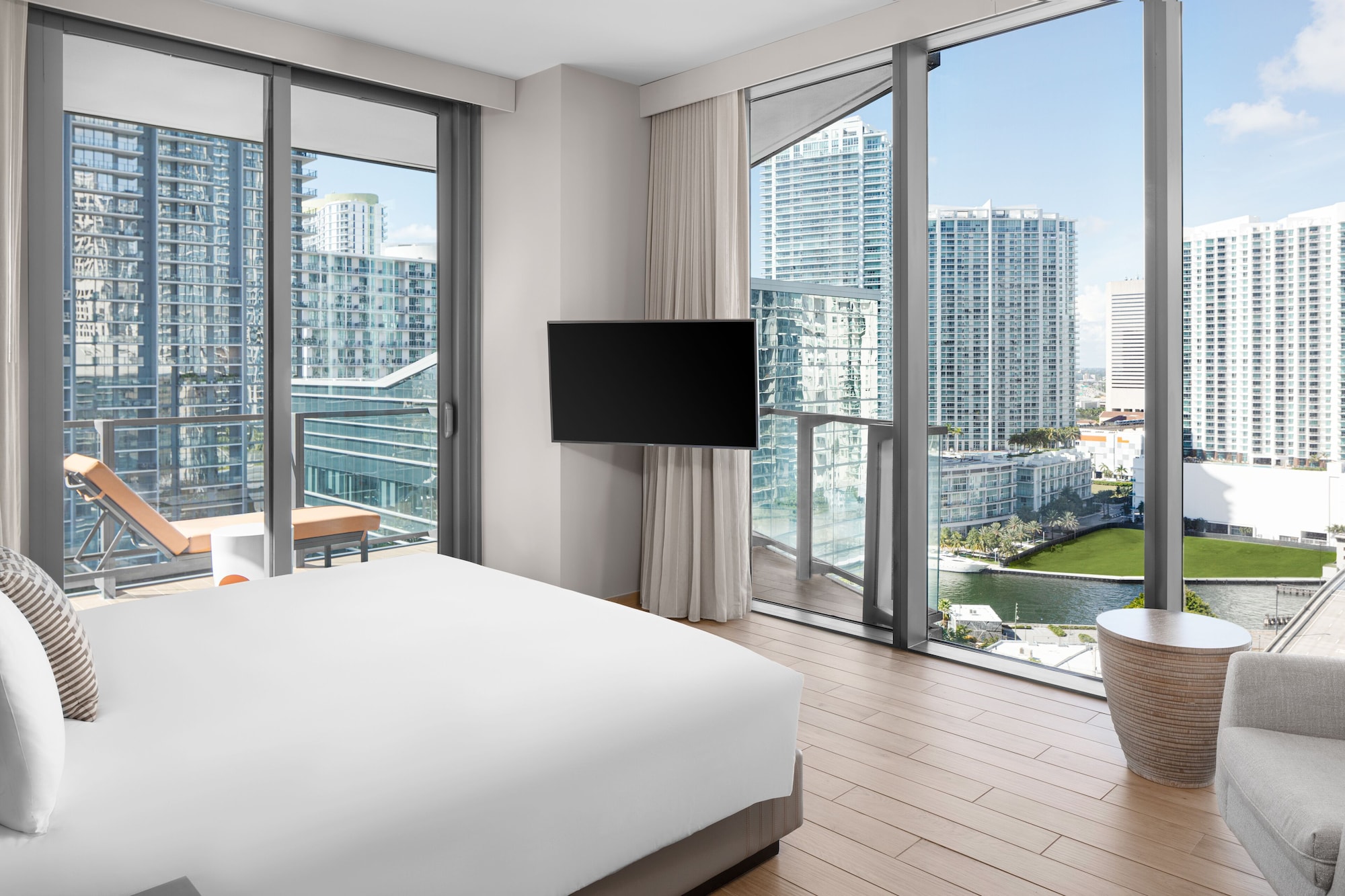 2 BEDROOMS, RESIDENCE, SUITE, CORNER