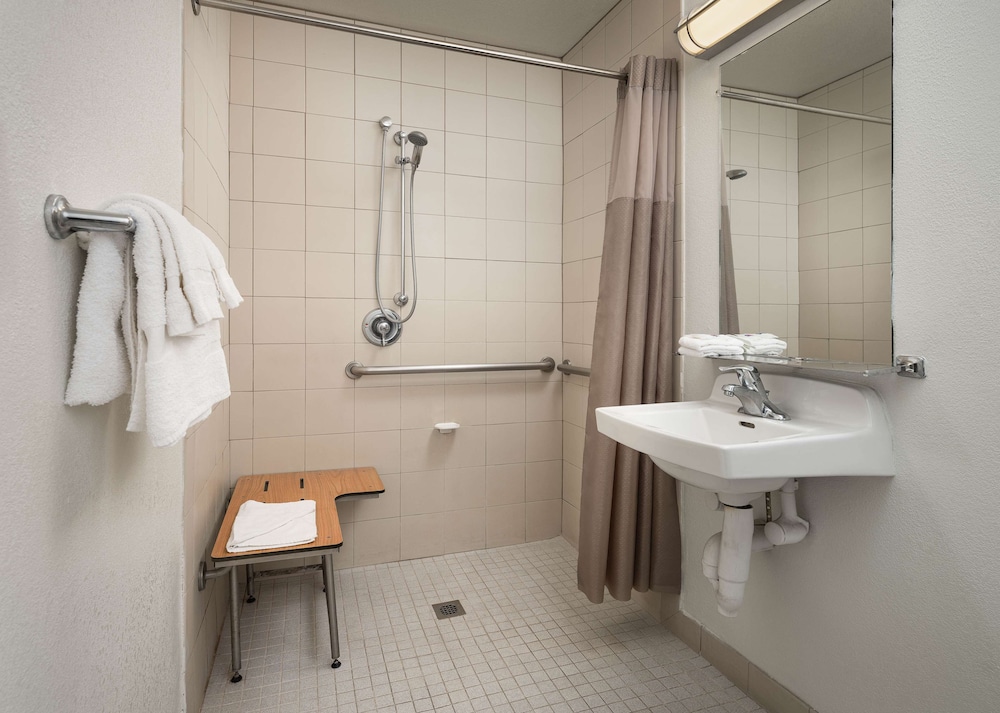 Motel6 Carlsbad, CA - Near Legoland 12/53