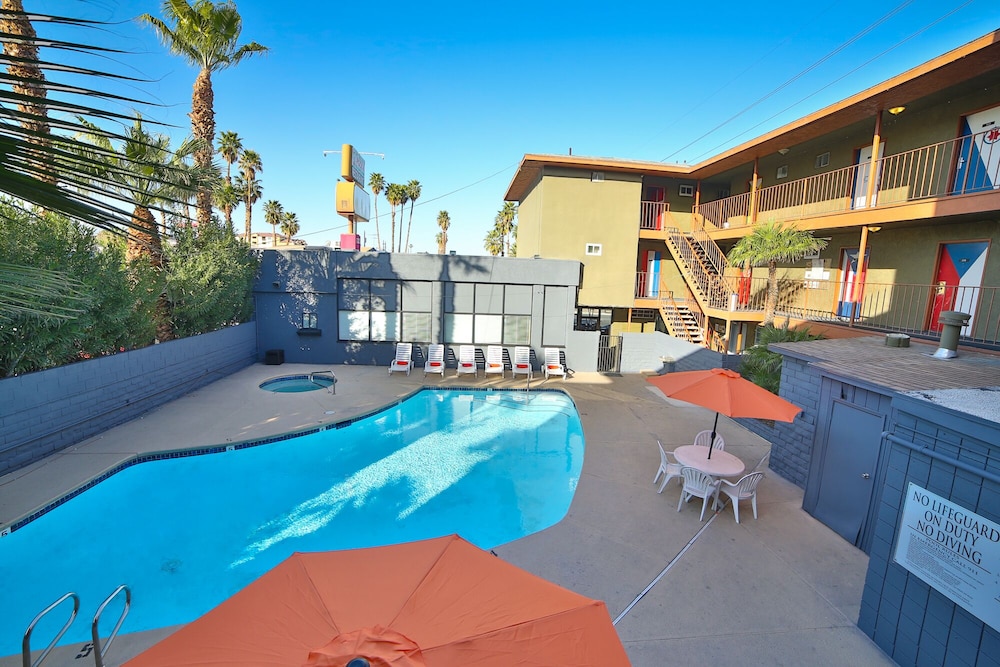 Motel6 Las Vegas, NV - Downtown Fremont St Experience 16/31