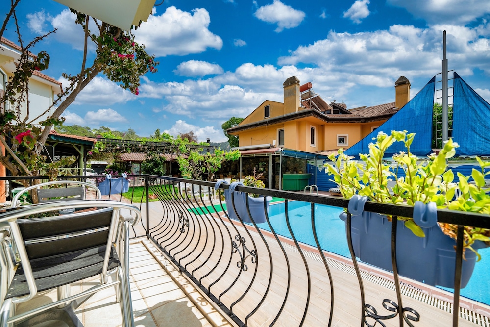 Dedeminn Garden Hotel 46/60