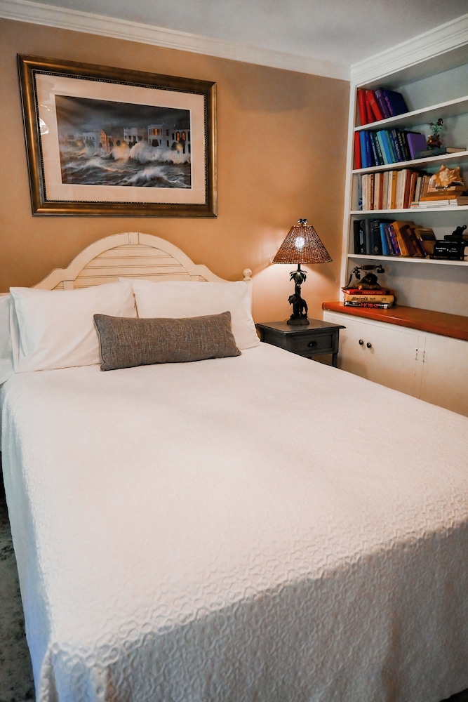 Colonial Gardens Bed & Breakfast 4/43