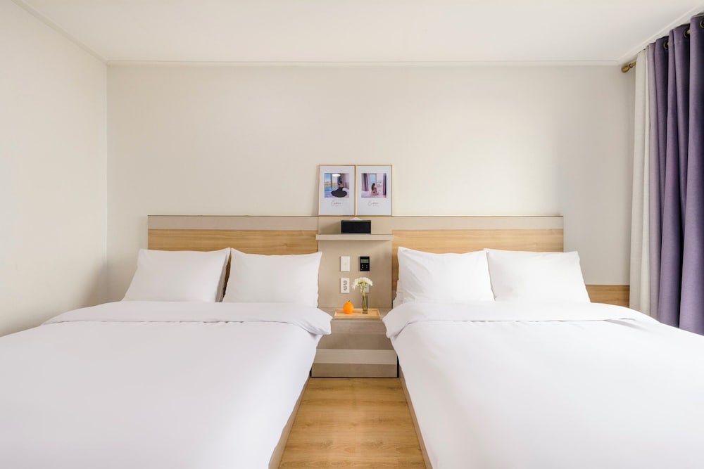 DELUXE, 2 DOUBLE BEDS