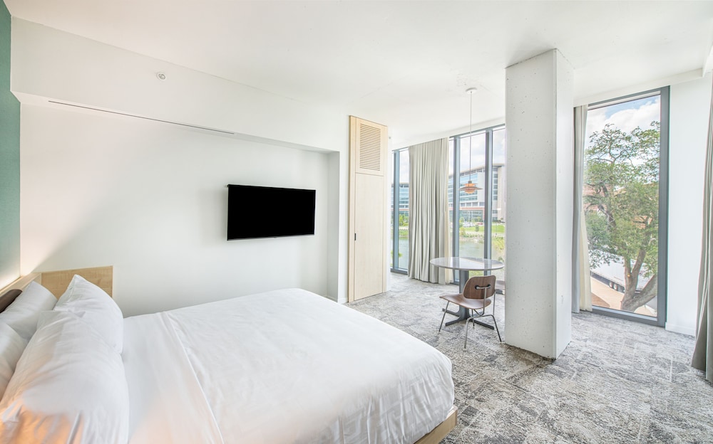 Suite, Lake View