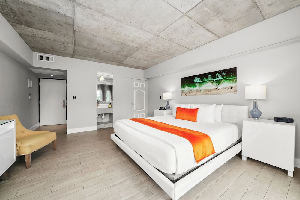SUPERIOR, KING BED, BALCONY