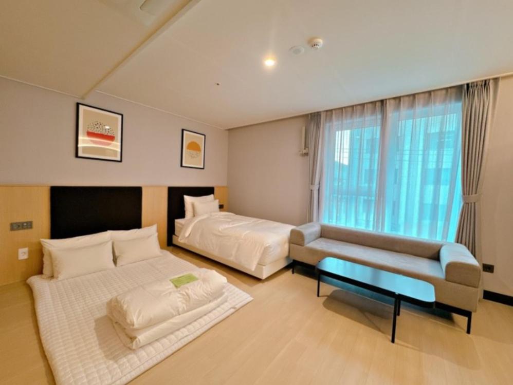 Ondol, Family, Pool Access