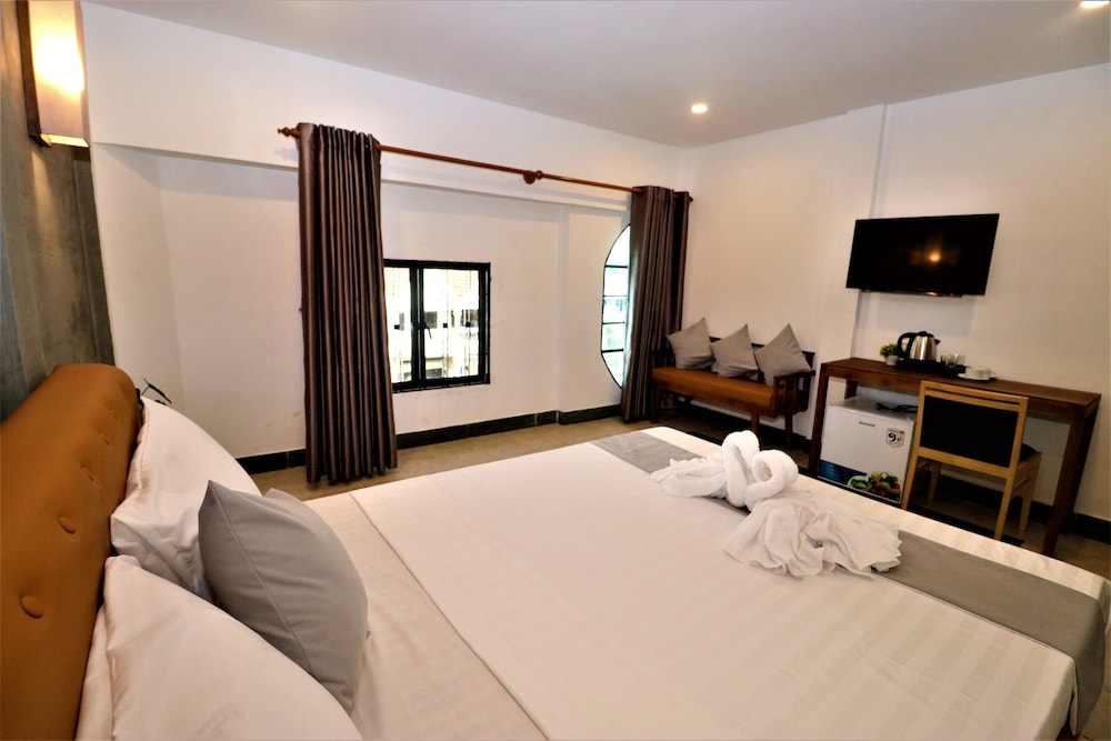 Grand Elevation Hotel 35/65