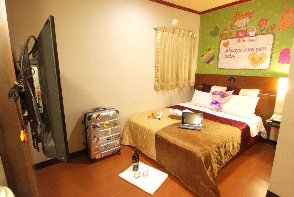 Golden Swallow Hotel 14/25