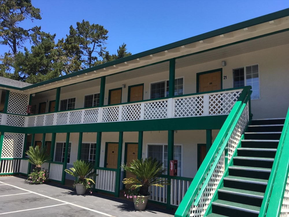 Monterey Pines Inn photo1