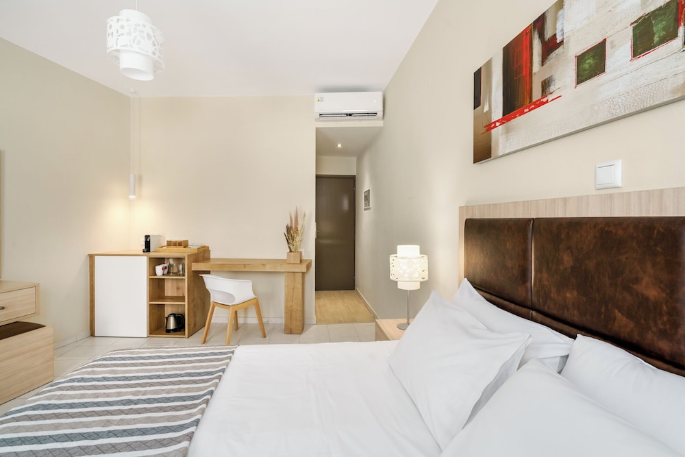 Axos Hotel 36/70