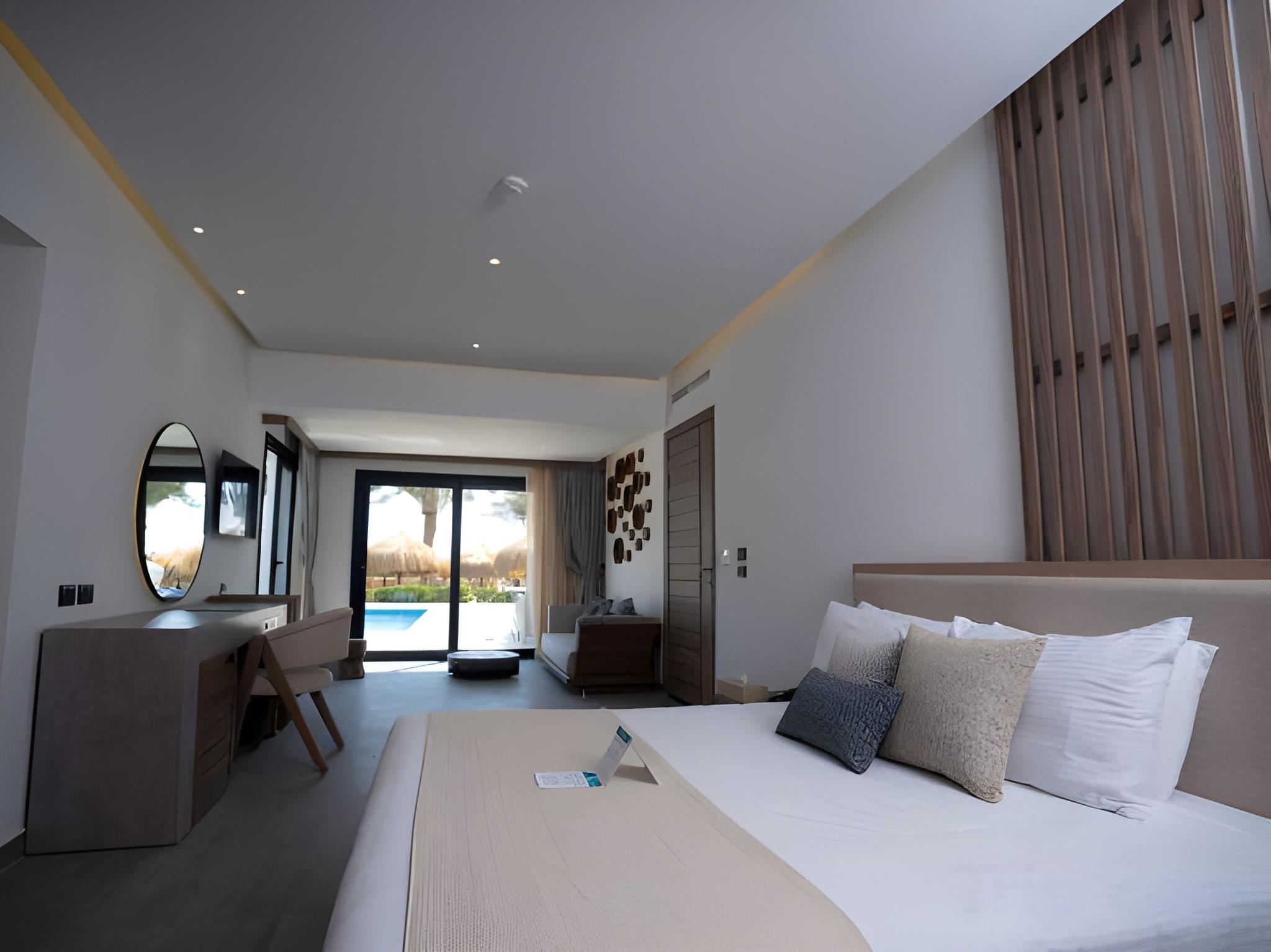 Pool, Suite, King Bed