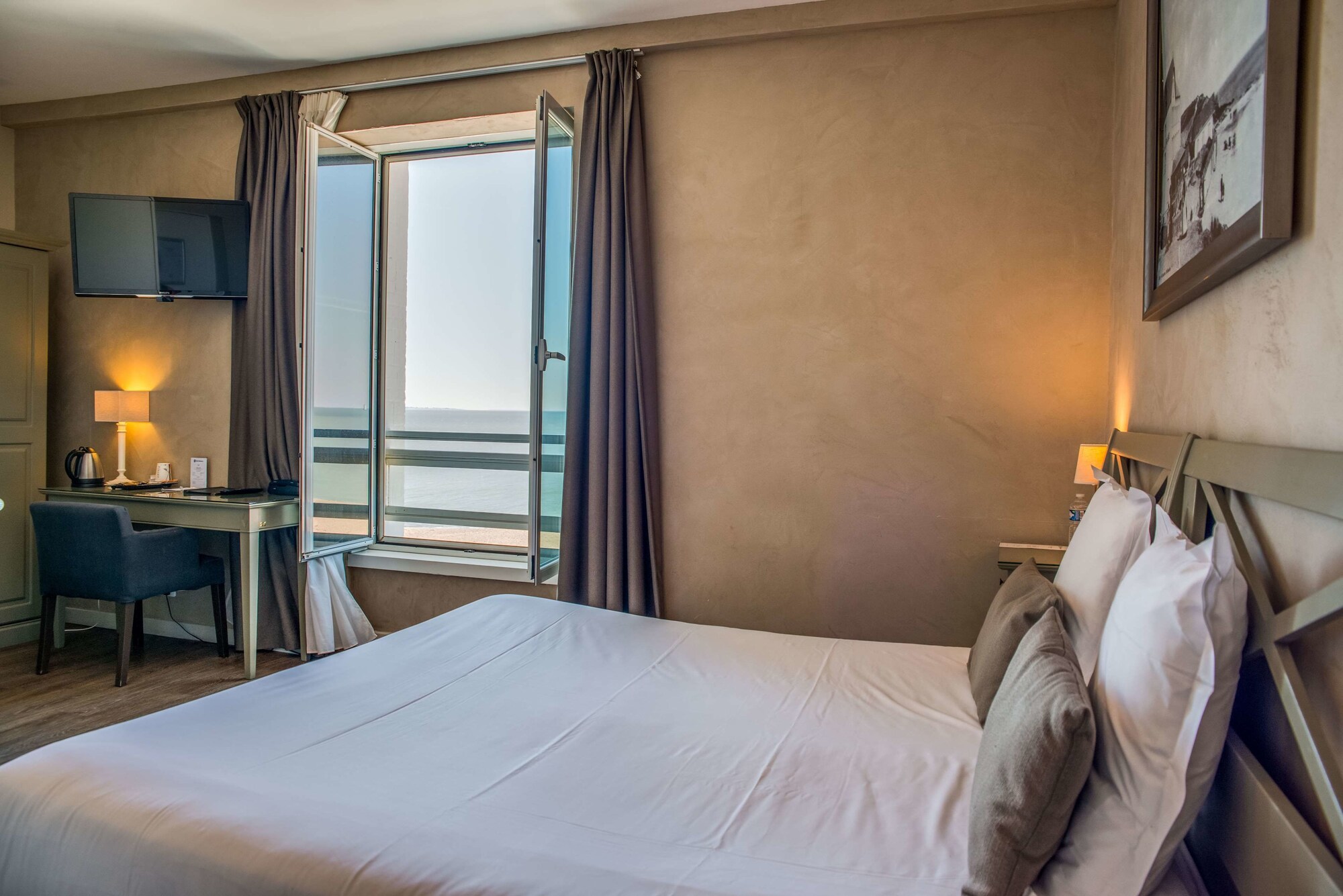 غرفة سوبيريور بسرير كينج بإطلالة على البحر مع سرير إضافي، Best Western Hotel De La Plage 4/10