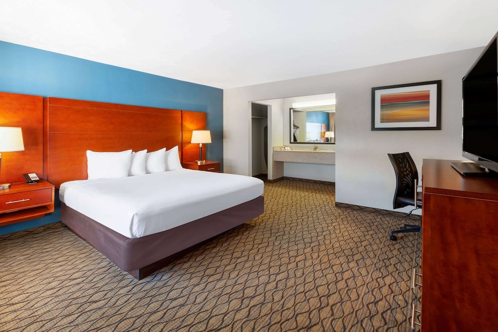 Baymont by Wyndham St. Ignace Lakefront 14/54