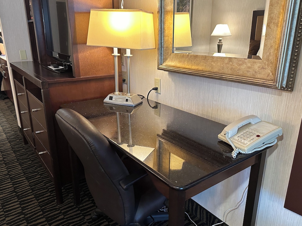 Sojourn Suites Portland Airport photo2