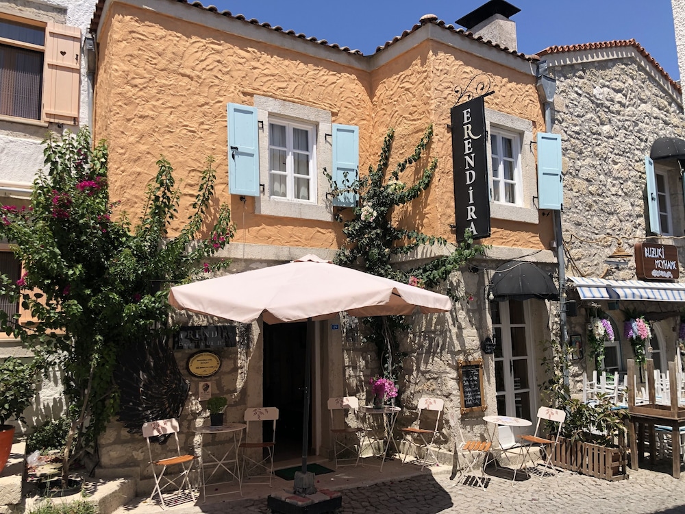 ERENDIRA HOTEL 2/75