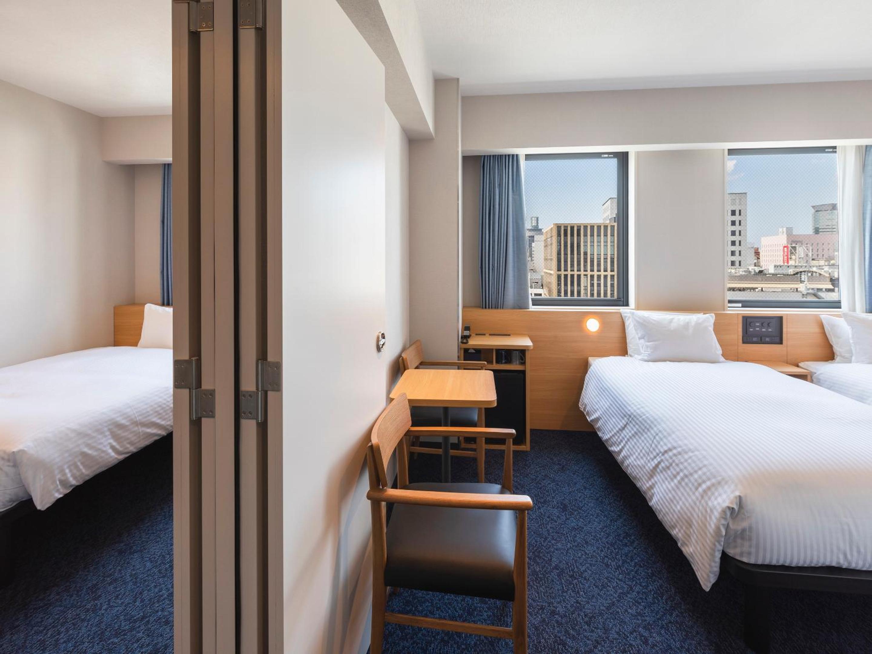 غرفة متصلة بسرير مزدوج وسريرين منفصلين، Sotetsu Fresa Inn Sendai 2/2