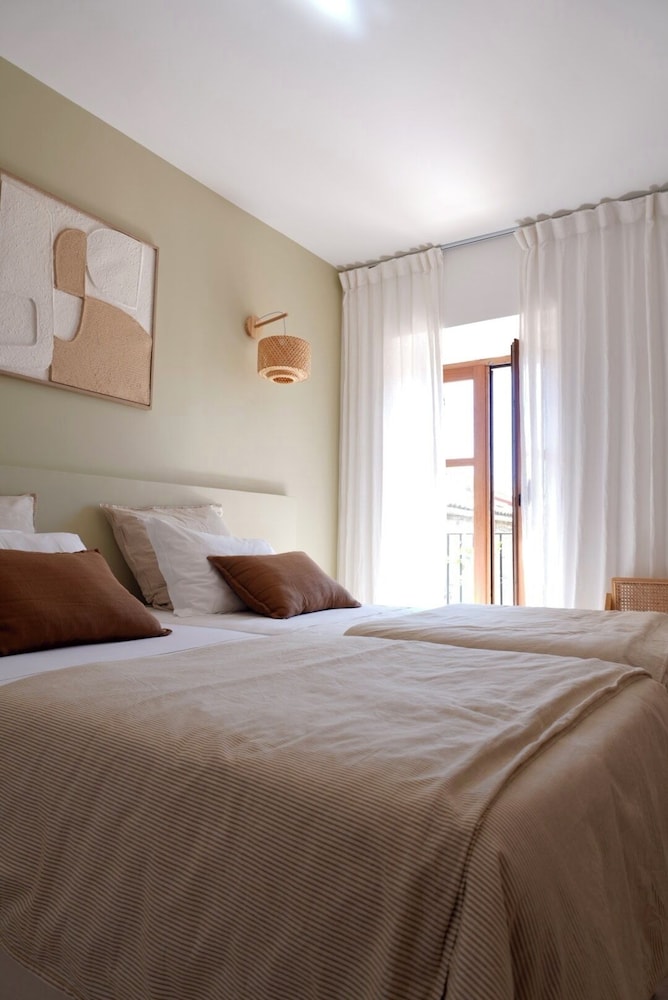 ROOM, DOUBLE OR TWIN BED