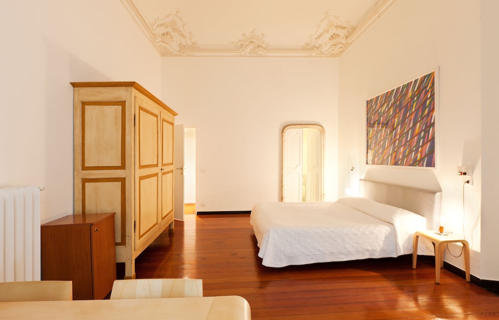 ROOM, DOUBLE BED