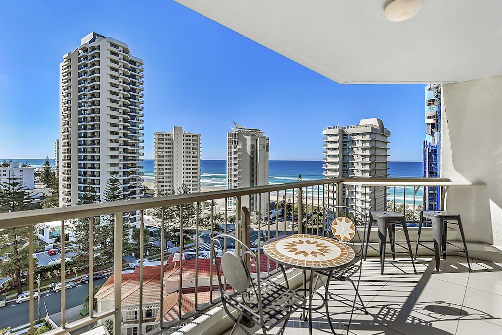 Surfers Century Oceanside Apartments 31/50