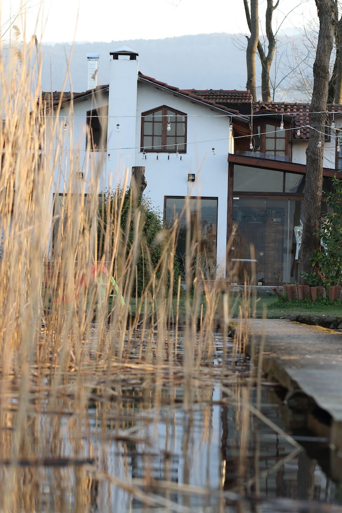 Beta Home Lake House 45/50