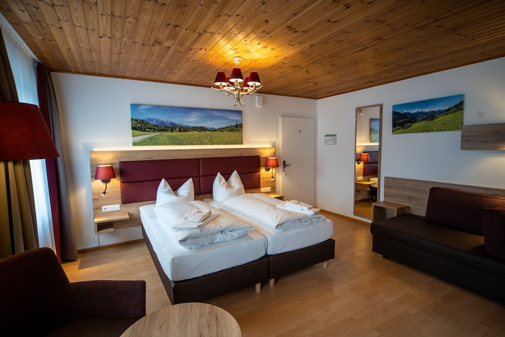 ROOM, QUADRUPLE