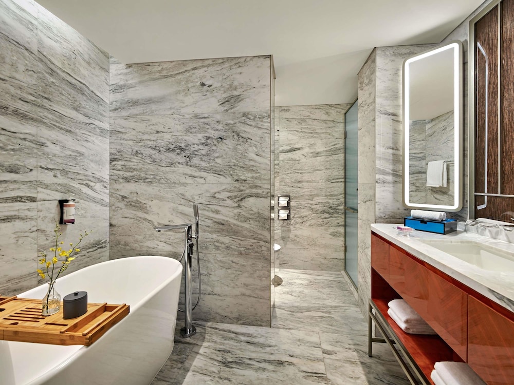 Movenpick Hotel Hanoi Centre 121/121