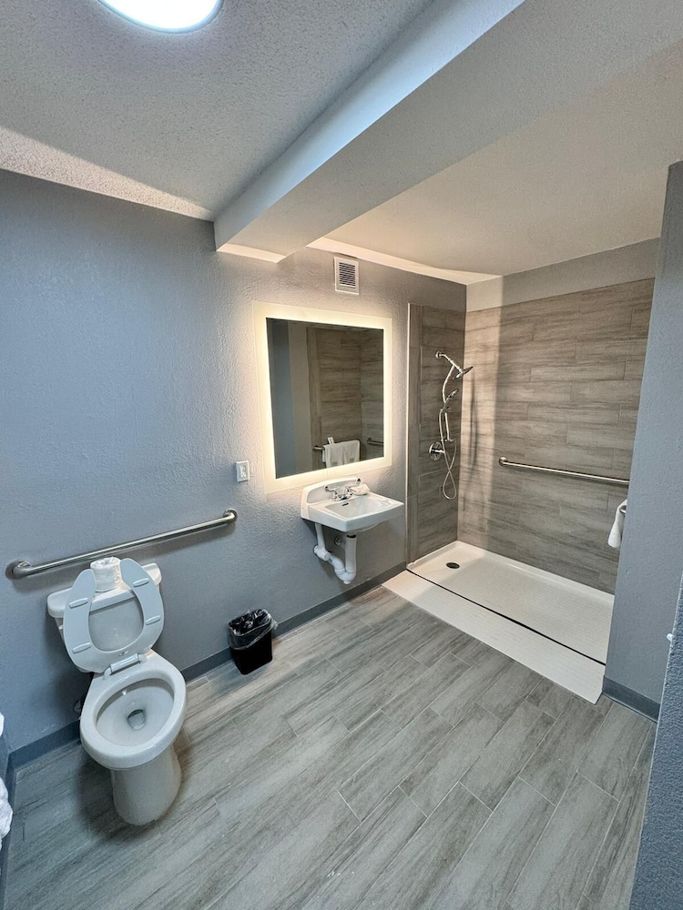 Hawthorn Extended Stay by Wyndham Columbia / Ft. Jackson 46/55