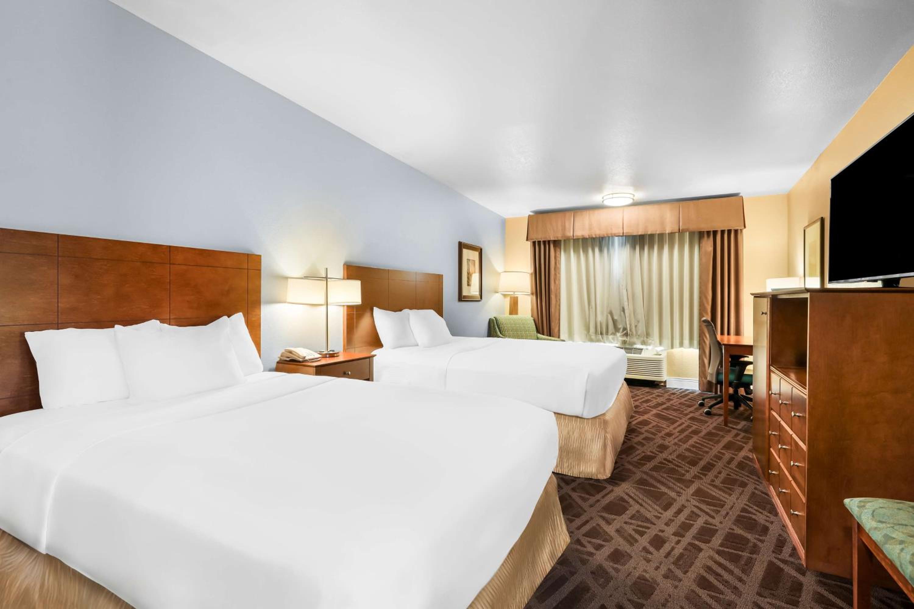Room, 2 Double Beds, Bathtub, Accessible