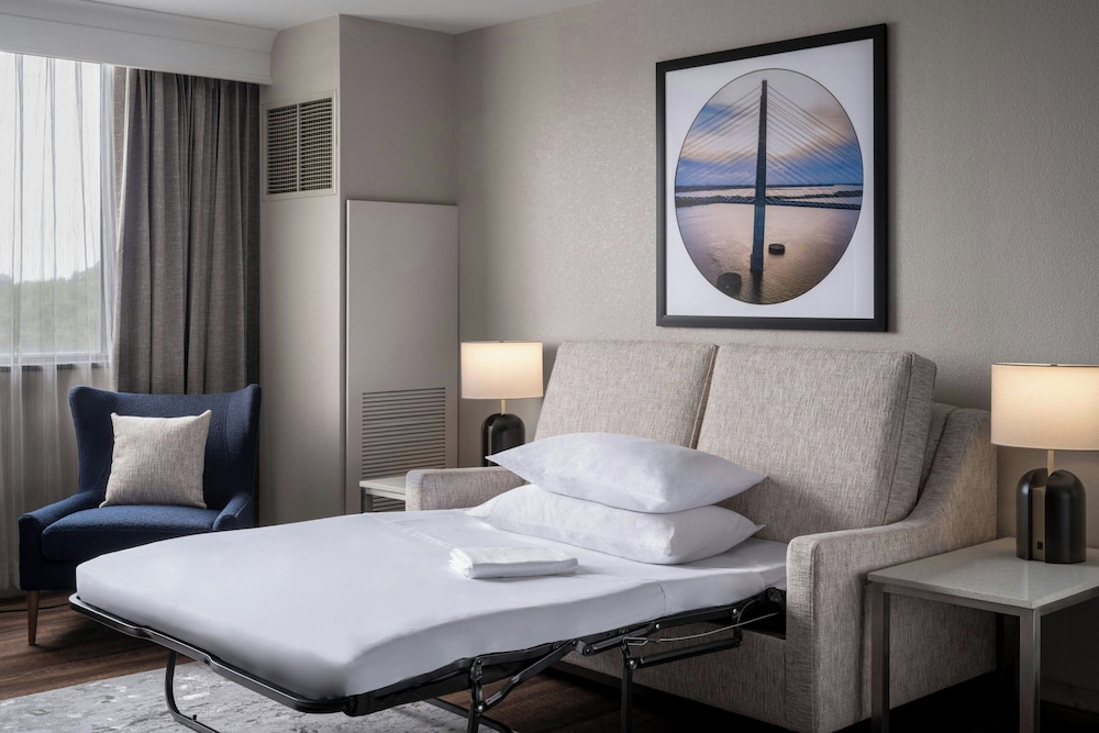 Delta Hotels by Marriott Jacksonville Deerwood 16/52