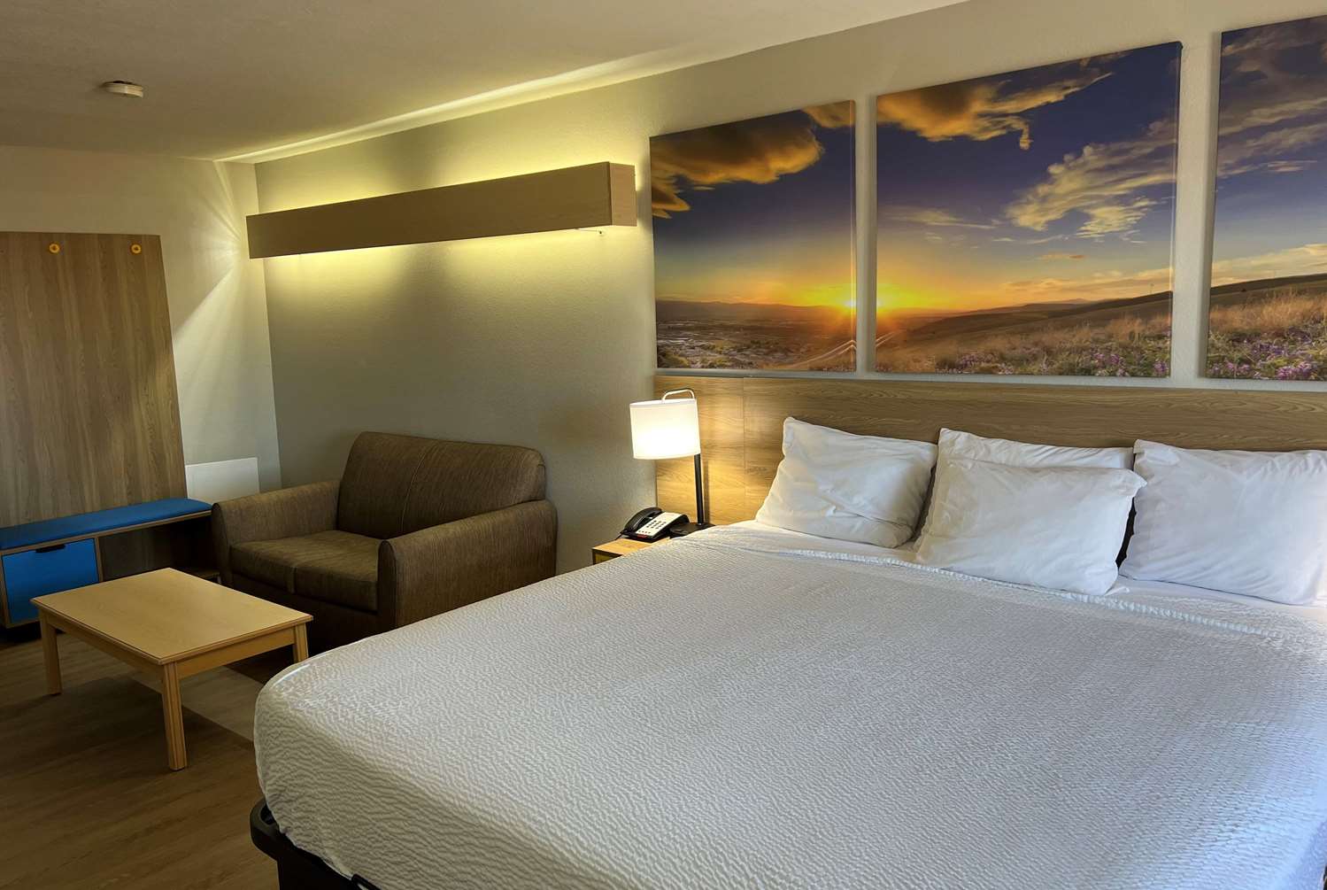 Days Inn & Suites By Wyndham Hutchinson 4/42