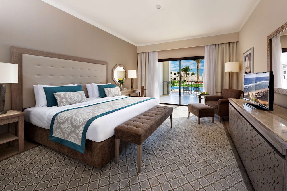 Swim Up, Deluxe, Family, Queen Bed