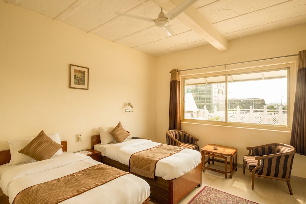 AIRPORT HOTEL. 26/56