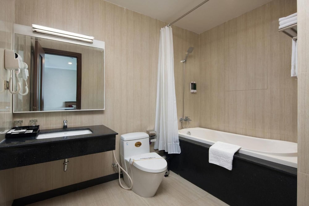 Royal Palace Hotel 8/48