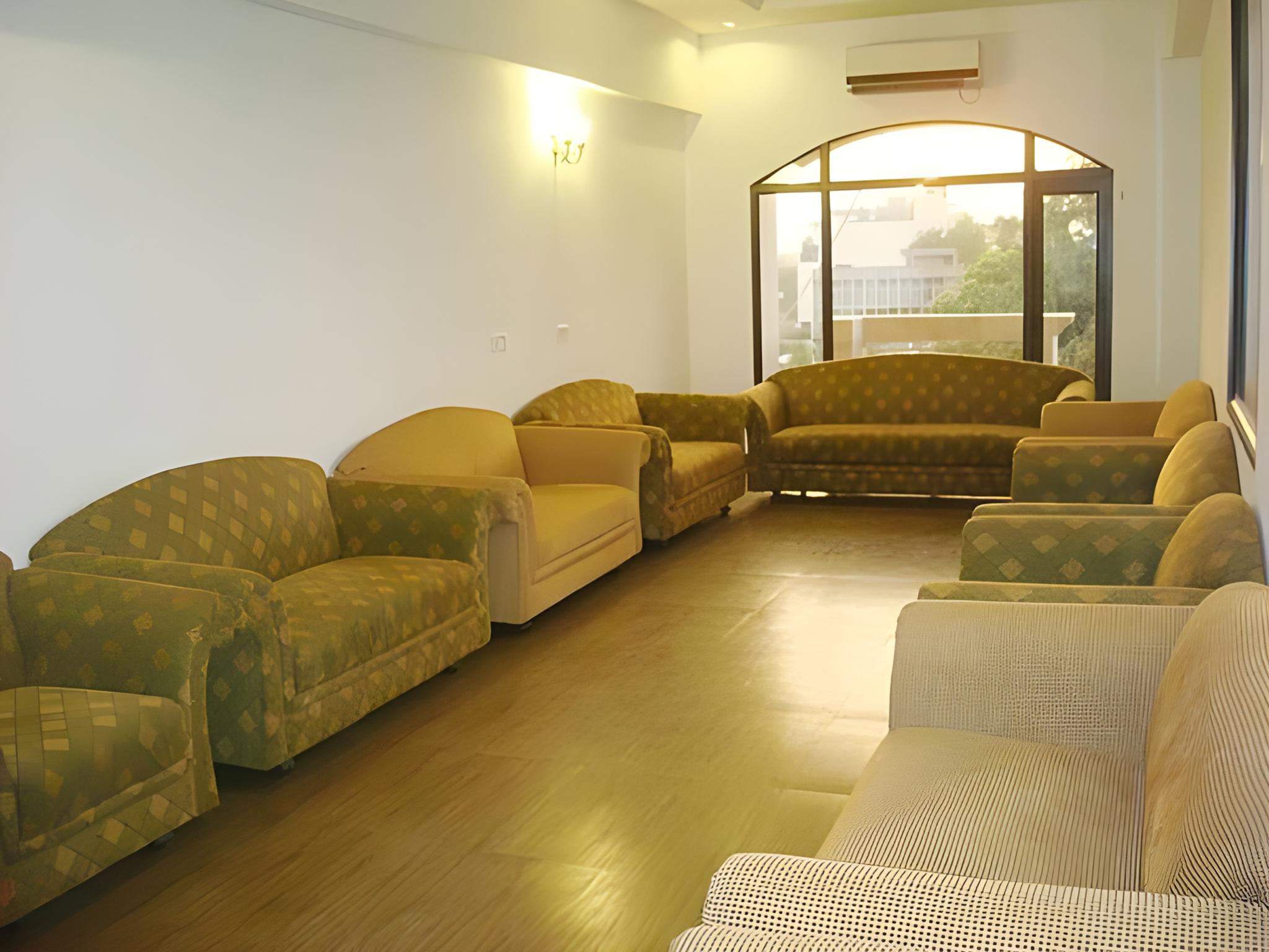 HOTEL 42 18/25