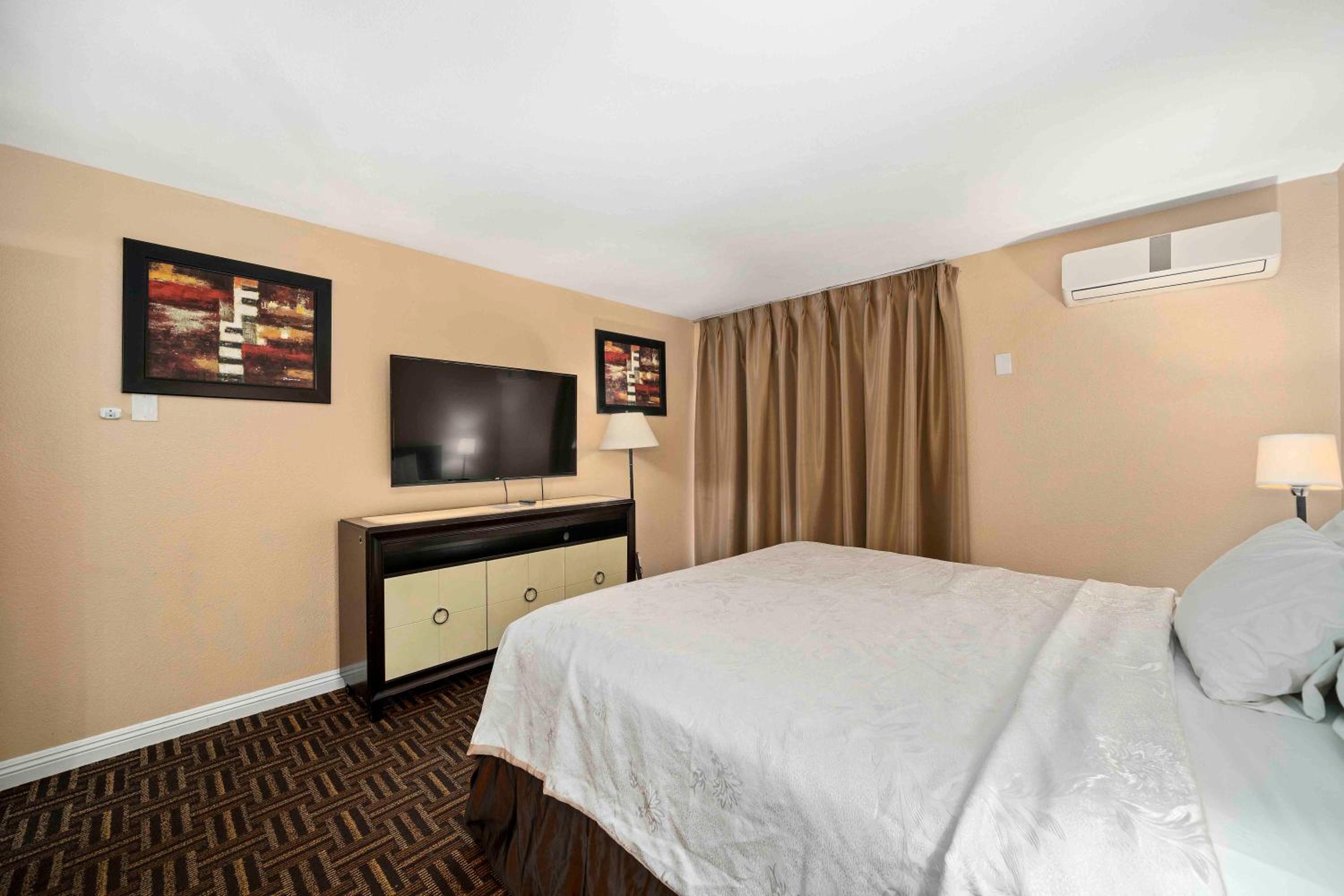 ROOM, KING BED, KITCHENETTE