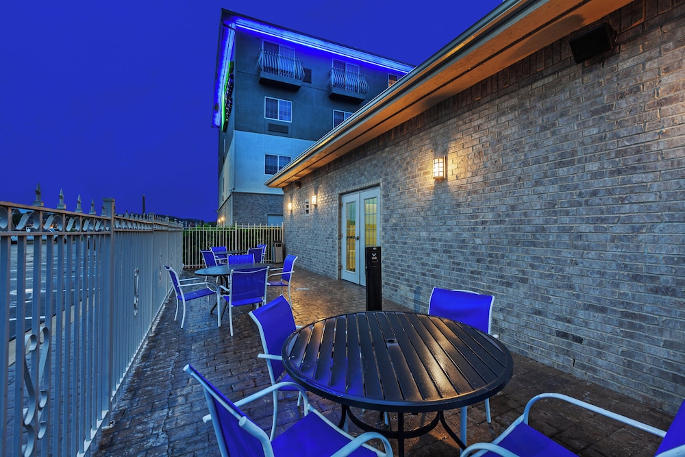 Holiday Inn Express Hotel Suites Jenks 4/72