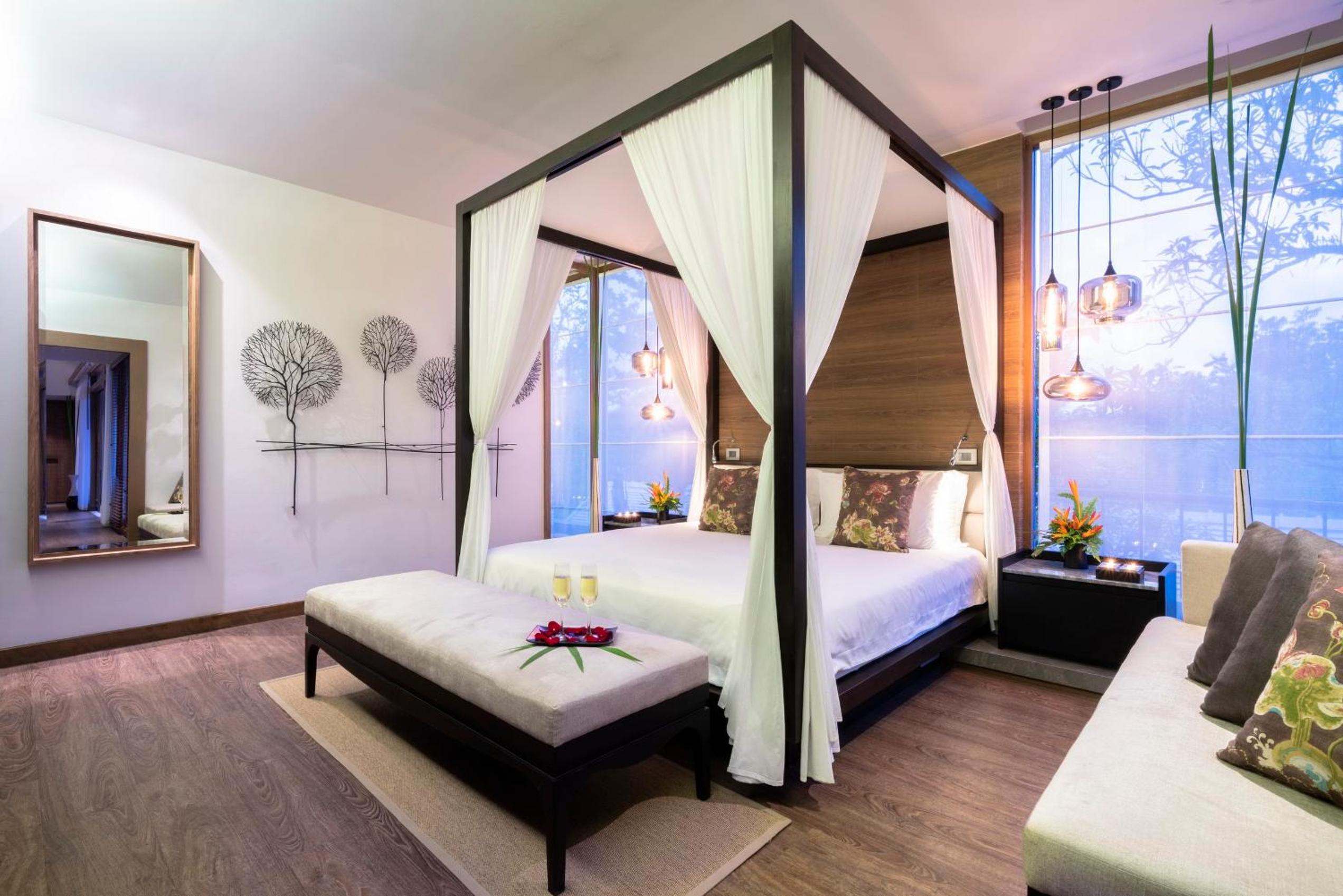 Suite, King Bed, Sofa, Jetted Pool