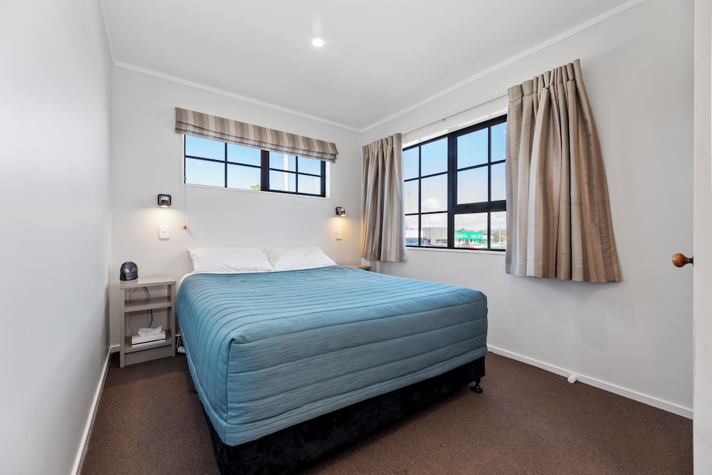 2 Bedrooms, Family Suite, 1 Single and 2 Queen Beds