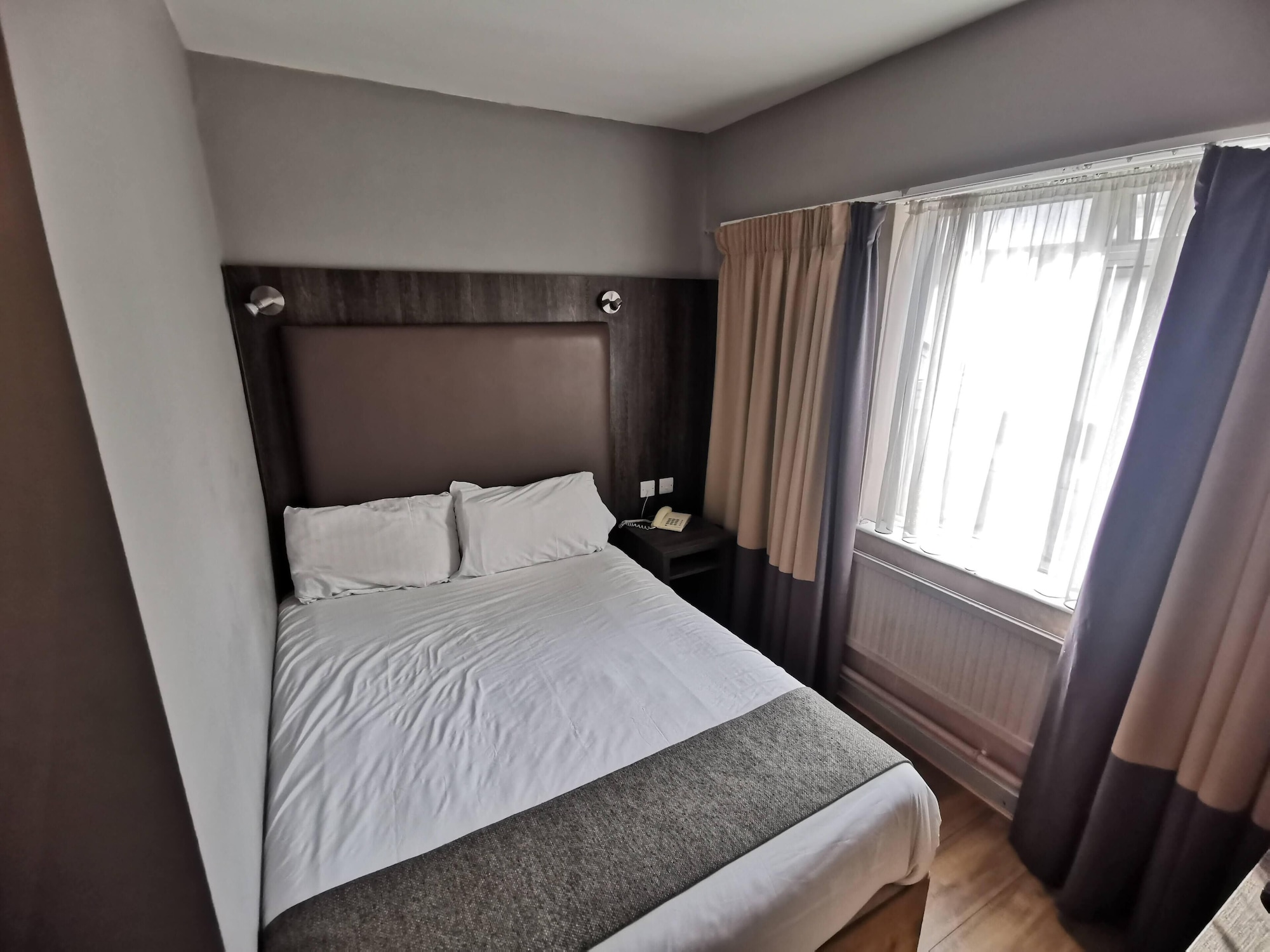 ROOM, DOUBLE BED