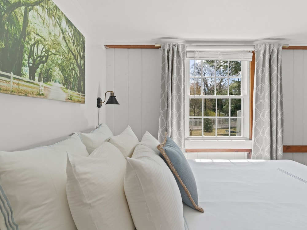 Cove Bluffs Inn 9/50