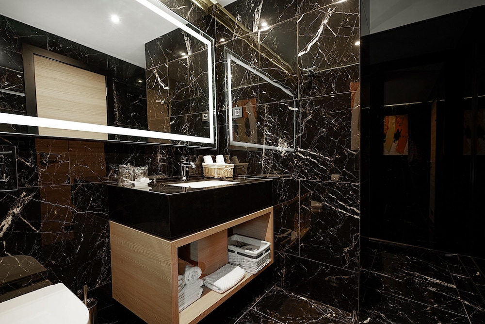 Maccani Luxury Suites 82/85