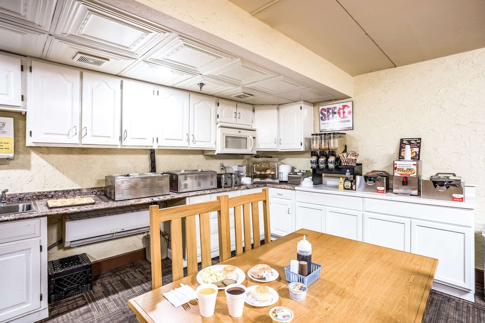 Rodeway Inn Branson, Brick House 30/35