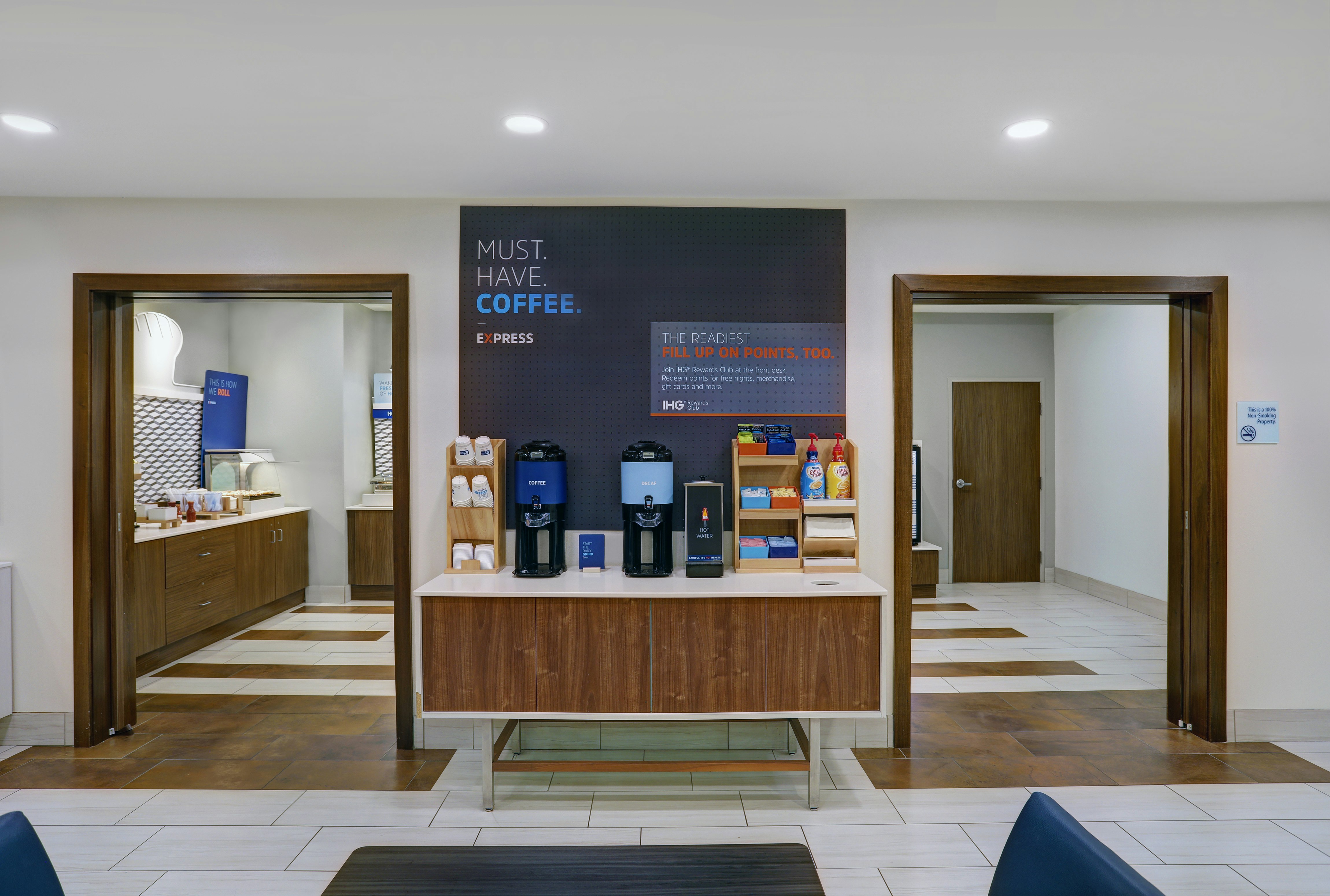 HOLIDAY INN EXPRESS & SUITES LENEXA - OVERLAND PARK AREA 12/54