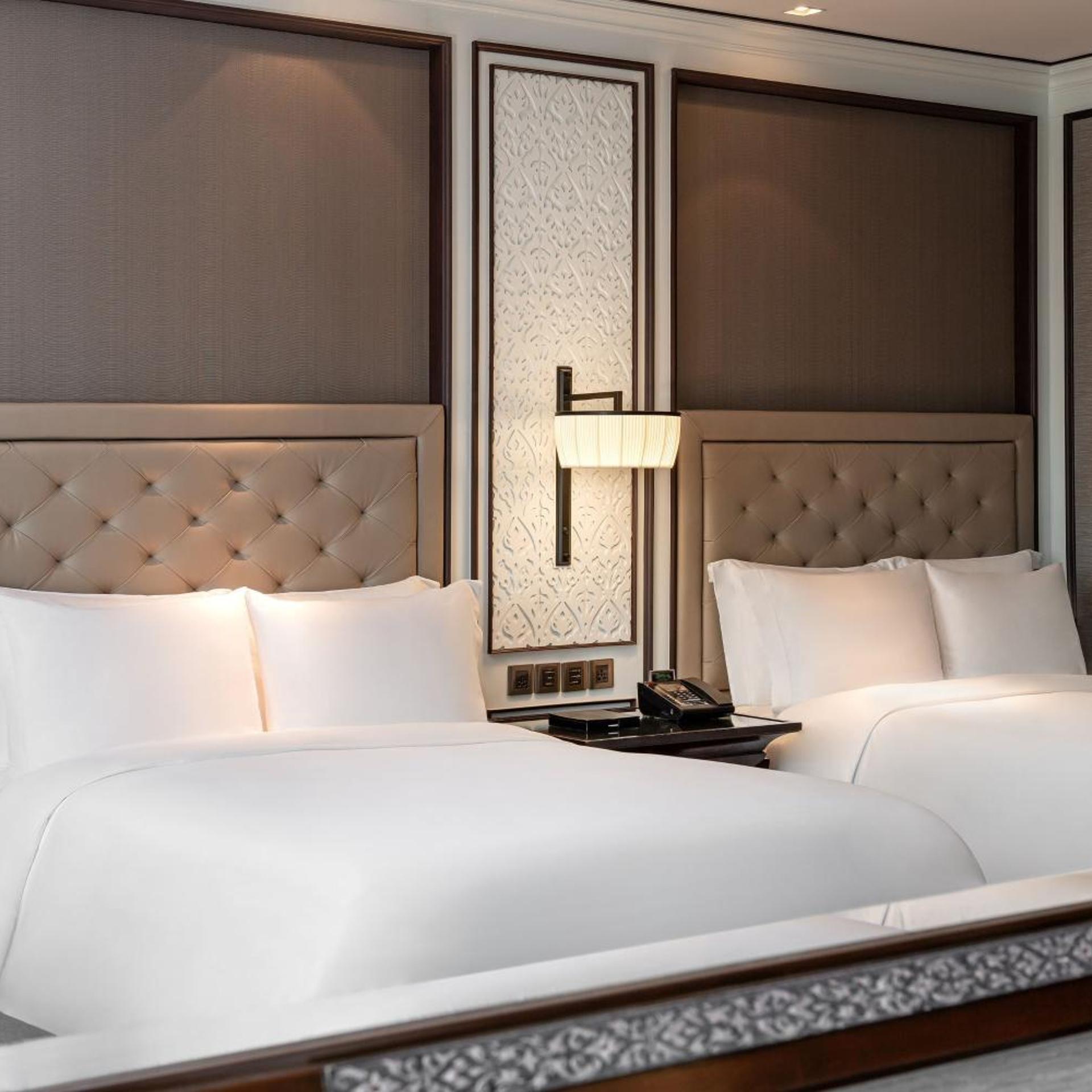 غرفة ملكية بسريرين مزدوجين بإطلالة على المدينة، THE ATHENEE HOTEL, A LUXURY COLLECTION HOTEL BANGKOK 5/7