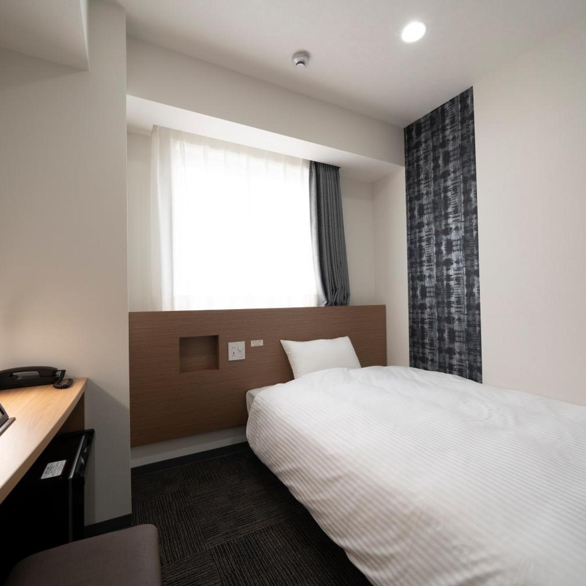 ROOM, SINGLE, SMOKING
