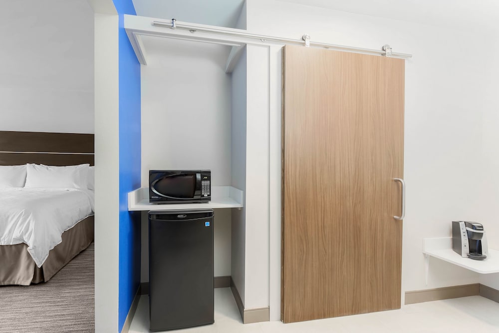 Holiday Inn Express & Suites Chicago O'hare Airport 25/60